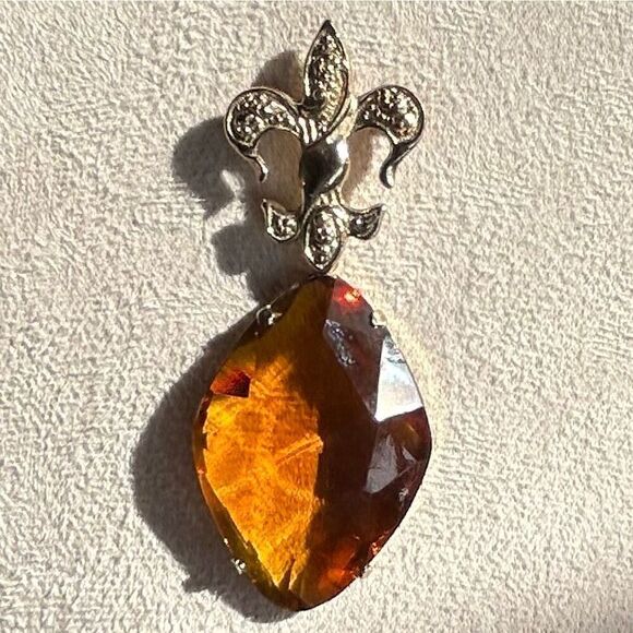 Vtg Fleur De Lis Glass Crystal Brooch Large Amber Colored Glass Stone Silvertone - Picture 1 of 7